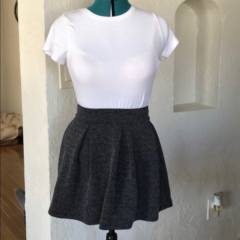 Short pleated knit skirt